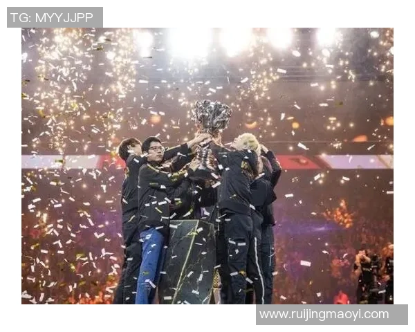 FPX战队在冠军杯积分榜上以93分稳居第一，争夺冠军之路愈发明朗